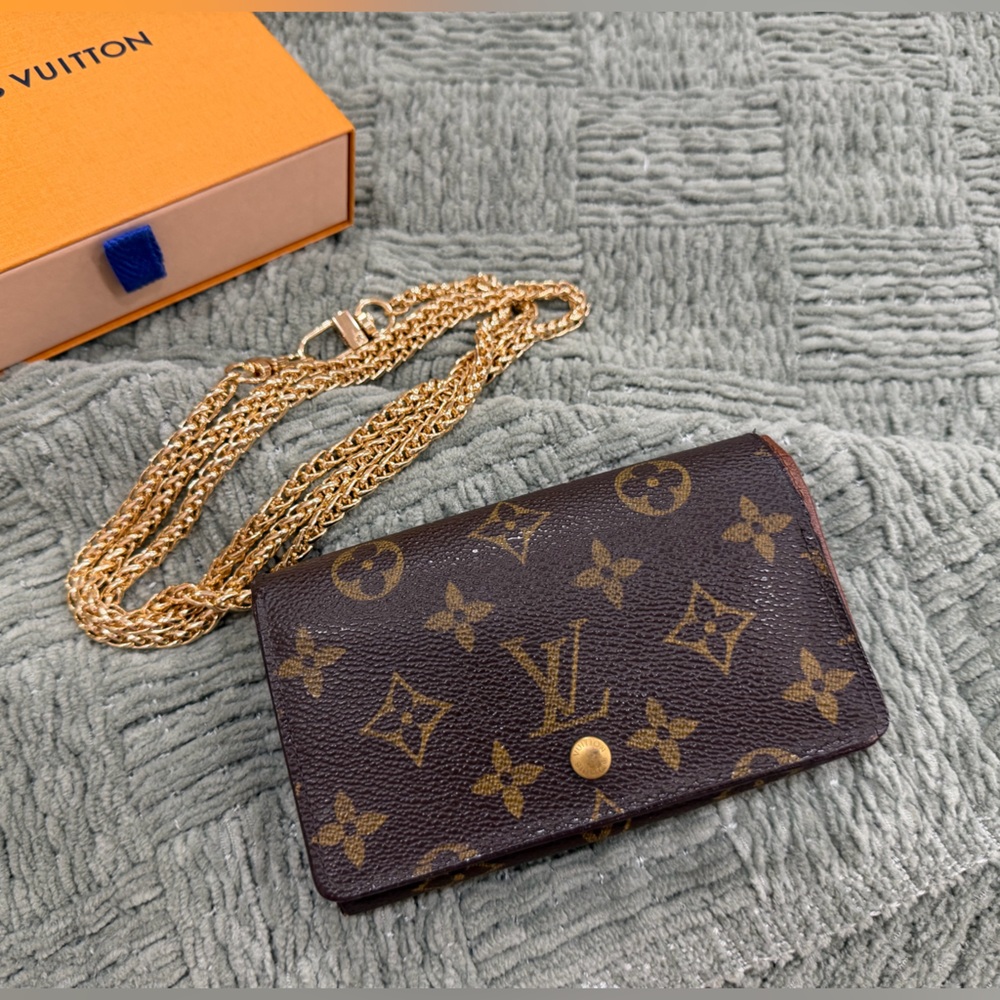 Louis Vuitton Tresor Wallet Free gold chain Crossbody